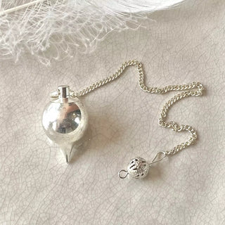 Kuleformet sølv pendel