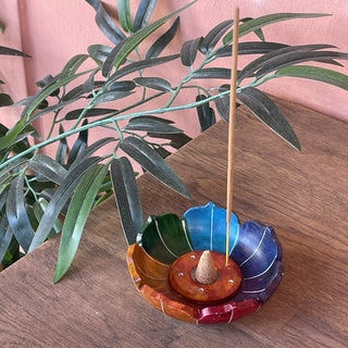 Røkelsesholder Lotusblomst i Såpestein Chakrafarger